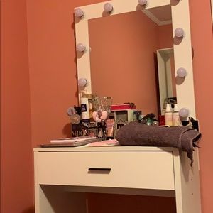 Vanity with lights (only table no mirror)